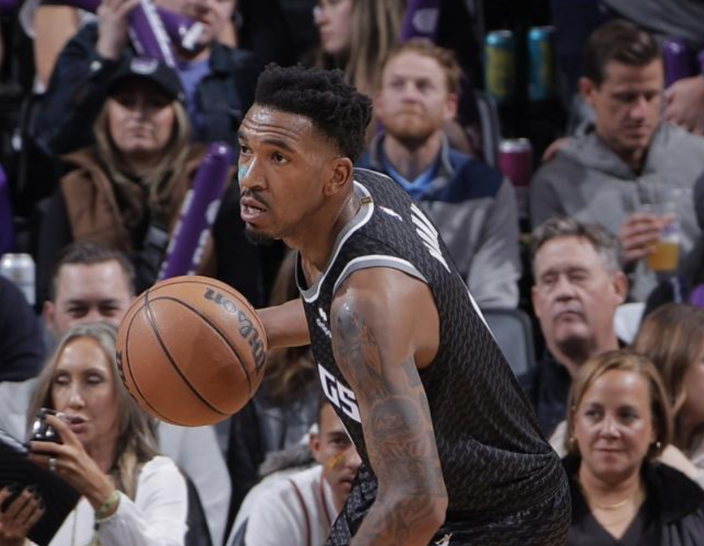 欧联赛程吃紧；萨克拉门托国王清晨手感冰凉；质疑声仍在；年轻球员得到机会的简单介绍